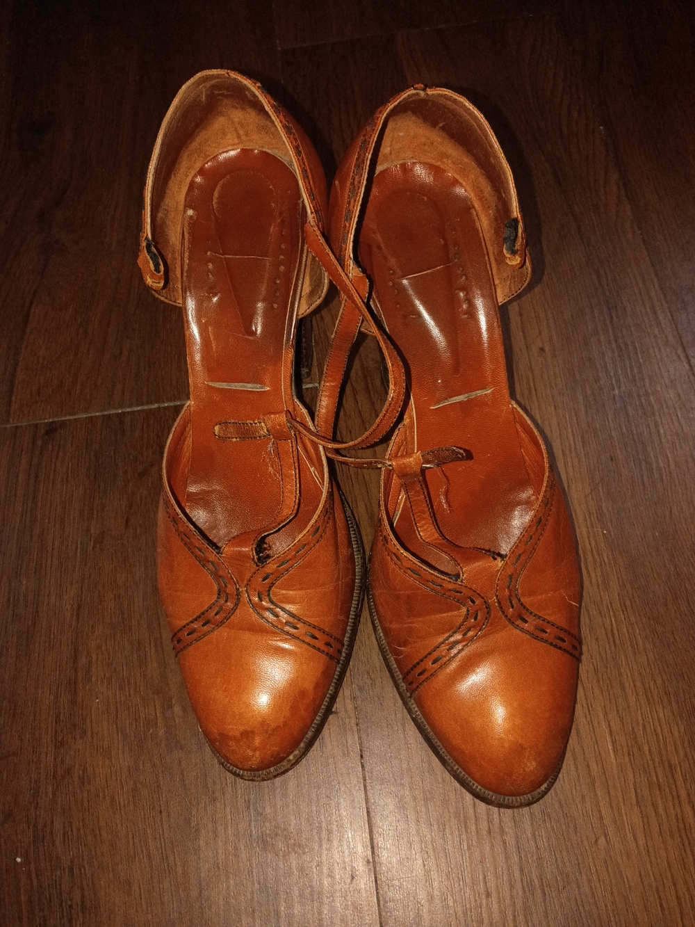 Vintage-style brown leather Mary